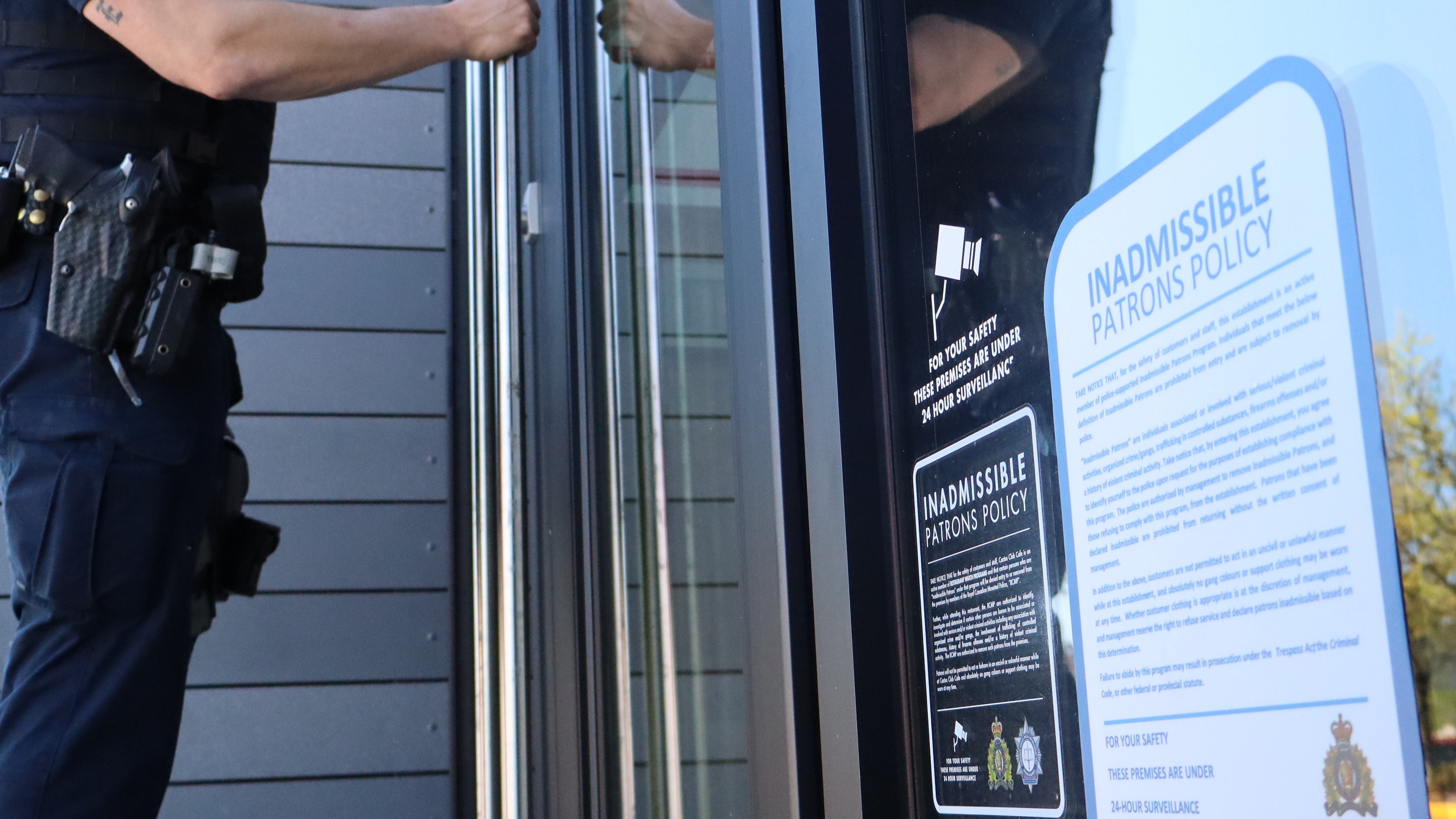 A CGET officer enters a licenced establishment through the front door with an IPP sign clearly displayed beside the entranceway