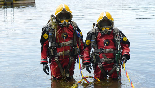 Deux plongeurs s’apprêtant à partir faire des recherches sous l’eau