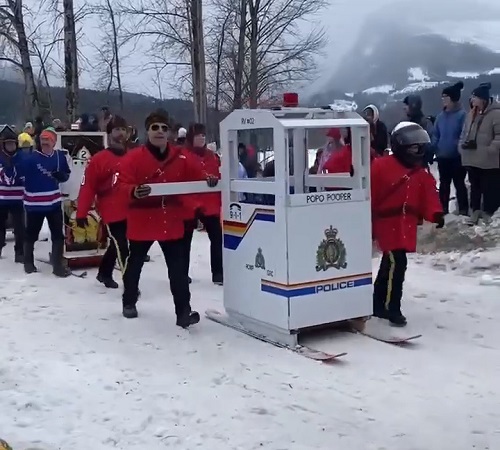 Photo d’agents de la GRC à Revelstoke, en Colombie Britannique, qui participent à la course historique de toilette sèche. La gendarme Emily Hacker, le gendarme Tiberius Dobni, le caporal Phil Pauze et la gendarme Rachel Mandel