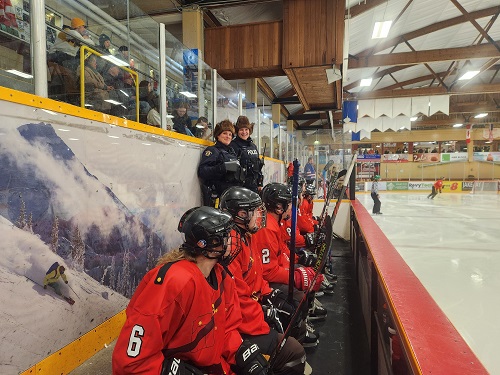 La gendarme Emily Hacker et la gendarme Rachel Mandel de la GRC de Revelstoke font preuve d’esprit de corps au match de hockey