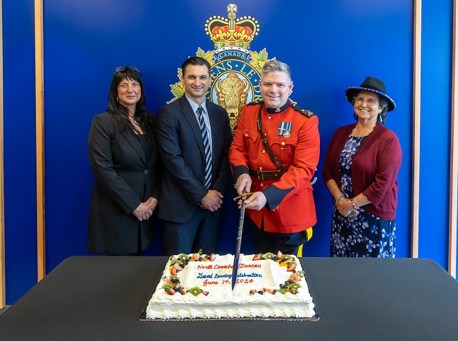 Picture of Municipality of North Cowichan Mayor Rob Douglas, City of Duncan Mayor Michelle Staples, Cowichan Tribes Chief Cindy Daniels and BC RCMP Commanding Officer Deputy Commissioner Dwayne McDonald cutting the ceremonial cake.