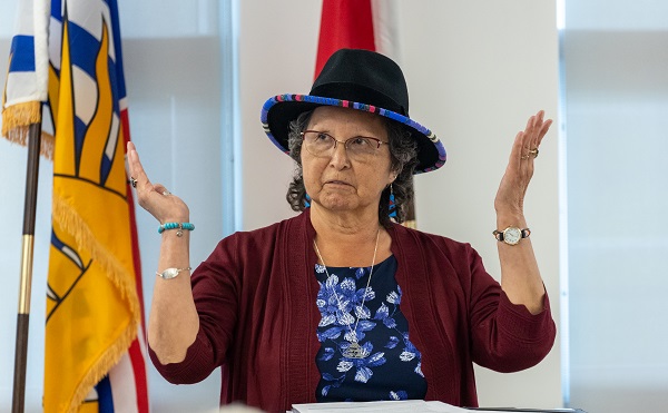 Photo de Cindy Daniels, cheffe des tribus Cowichan, prononçant un discours et une déclaration de reconnaissance du territoire.