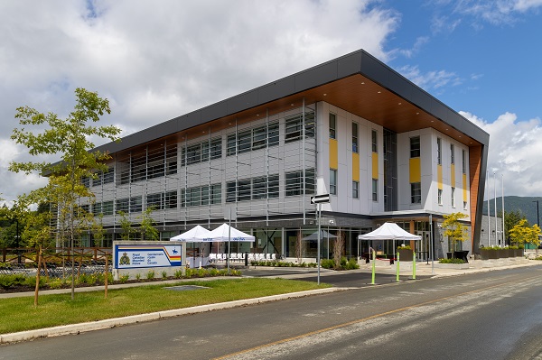 Photo du nouvel immeuble du Détachement de la GRC de North Cowichan-Duncan modernisé.