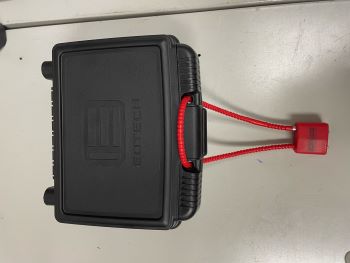 boîte Ecotech noire en plastique dur avec un cadenas rouge vif