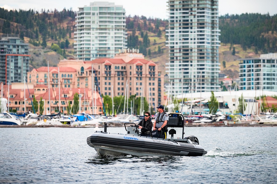 Des agents patrouillent sur le lac Okanagan à l'occasion de la Fête du Canada