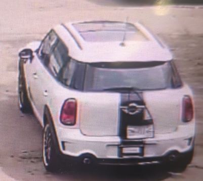 une Mini Cooper blanche ayant des bandes noires et des jantes noires, immatriculée « D80745 » en Colombie-Britannique