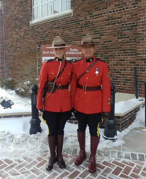 La gendarme Tara Joubert et son père à l’extérieur de la Division Dépôt portant la tunique rouge