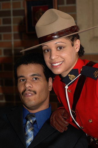 L’inspectrice Veronica Fox et son frère Josh lors de la cérémonie de remise des diplômes à la Division Dépôt de la GRC