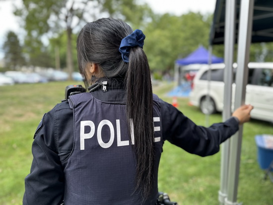 La gendarme Liu debout dos à la caméra