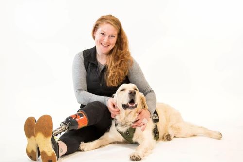 La gendarme Jen McCreesh avec son chien d’assistance Bear