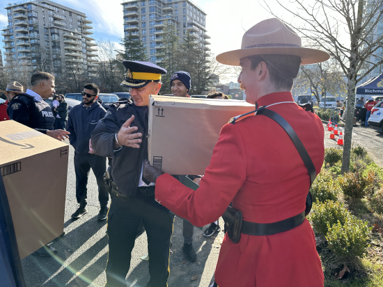 Un policier de la GRC de Richmond décharge une boîte d’un véhicule