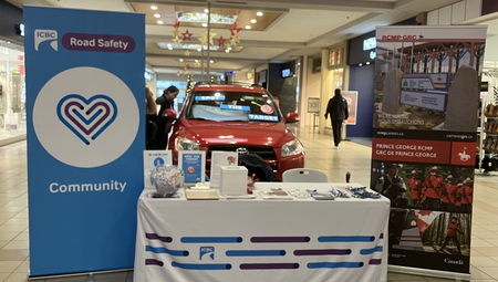 Photo de la voiture placée à l’intérieur du centre commercial