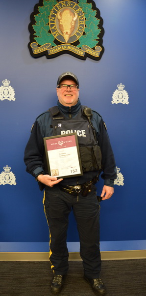 Photo du gendarme McCreadie tenant son prix Alexa de 2023.