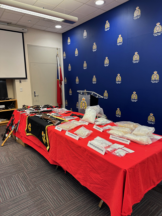 Photo d’armes et de drogues saisies lors d’une enquête menée par le Détachement de la GRC de North Vancouver.