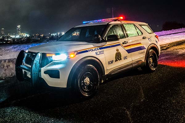 Voiture de police sur autoroute