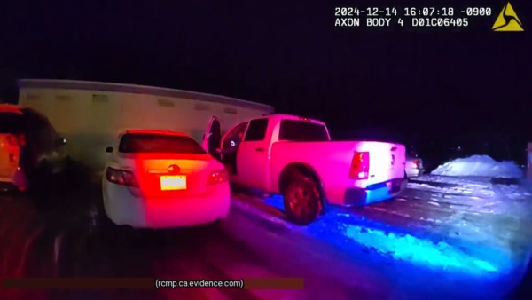 Images d’une caméra d’intervention utilisée par la Patrouille routière de la C.-B. pour recueillir des preuves pendant la campagne hivernale de lutte contre la conduite avec facultés affaiblies