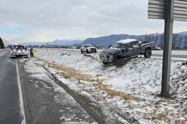 La Patrouille routière de la C.-B. se trouve près d’une camionnette 4x4 immobilisée dans la neige sur la route 1 près de Chilliwack après avoir perdu une roue