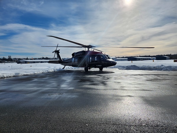 L’hélicoptère Black Hawk de la GRC sur le tarmac.