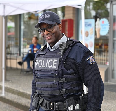 Le gend. Dwight Martin se tenant en uniforme à l’extérieur lors de la Journée sans chapeau (« Hats Off Day) » à North-Burnaby.