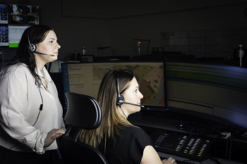 Photo de deux répartitrices de la police au service 9-1-1 qui travaillent dans une station de transmissions opérationnelles.