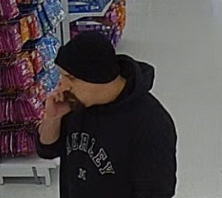 Image latérale du suspect.