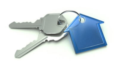 deux clés et un porte-clés en forme de maison