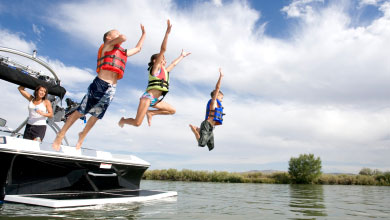 Enfants qui porte vêtements de flottaison