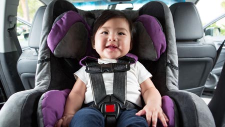 enfant en siège d’auto