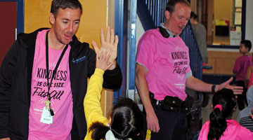 "High fives" à l’école élémentaire Bridgeview 