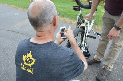 Image of an RCMP volunteer registering a bike on 529 Garage