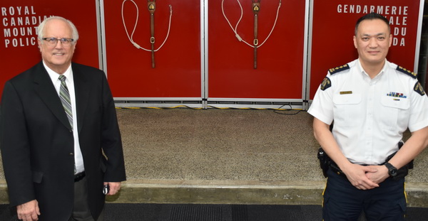 photo of Richmond Mayor Malcolm Brodie with Chief Superintendent Will Ng