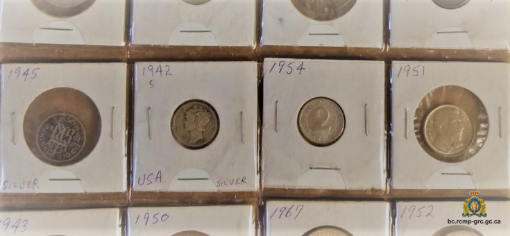 Quelques-unes des pièces de monnaie anciennes saisies par la police.