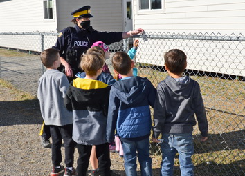 Photo of Cst. Cooper with the students