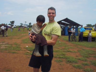 Photo de l’inspecteur Maure tenant dans ses bras un garçon guatémaltèque.