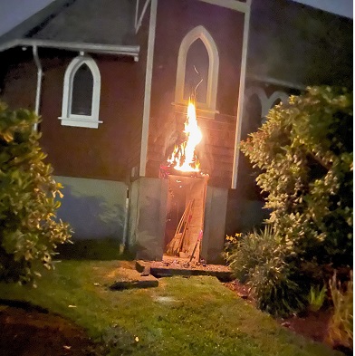 église avec une porte en feu