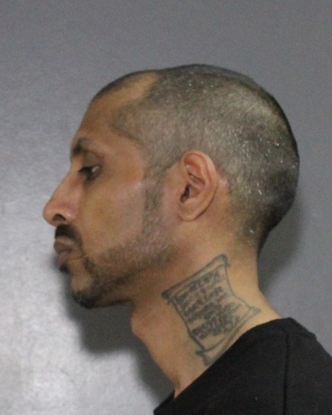 Photo du tatouage en forme de parchemin sur le côté de son cou 