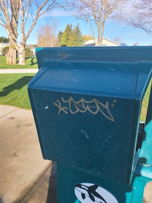 graffiti sur une boîte aux lettres