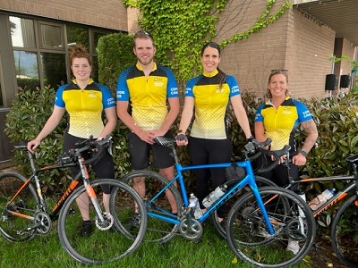 Les participants du Détachement régional de la vallée du Haut Fraser en tenue de cyclistes avec leur vélo.