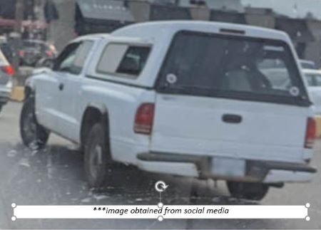 Côté conducteur : Image tirée d’un message affichée dans un média social concernant une camionnette suspecte de couleur blanche et de marque Dodge vue à Juniper Ridge, mardi. L’image donne un aperçu de la partie arrière gauche (côté conducteur) du véhicule. 