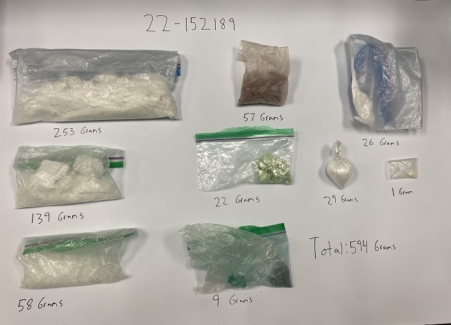 Drogues illicites saisies emballées dans des sacs à fermeture à glissière de marque Ziploc.