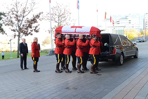 Des membres de la troupe de la gendarme Yang portant son cercueil.