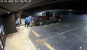 Des suspects chargent un guichet automatique dans un pick-up