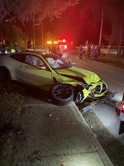 Débris des deux BMW impliquées dans un accident à grande vitesse.