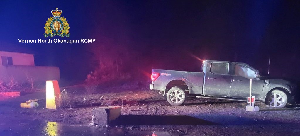 photo of pick up truck at night