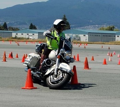Agent de la GRC à motocyclette sur le parcours de mise à l’épreuve des habiletés de conduite à motocyclette