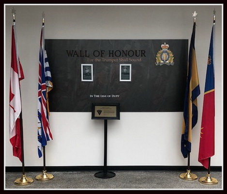 photo du mur d’honneur présentant des photos des agents de la GRC qui ont perdu la vie dans l’exercice de leurs fonctions et de drapeaux