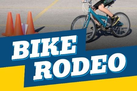 Photo de la moitié inférieure d’un cycliste pédalant à proximité de cônes orange placée au-dessus du logo du « Bike Rodeo »