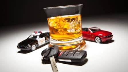 clés de voiture, modèle réduit de voiture de police, modèle réduit de décapotable, boisson alcoolisée