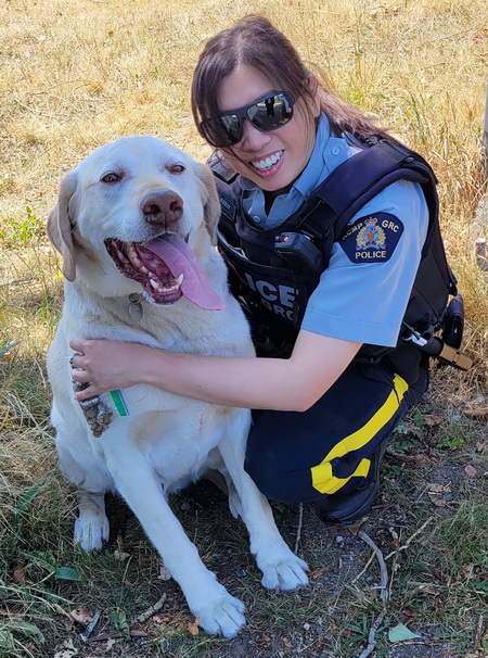 Photo d’un policier avec Hugo