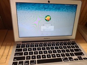 L’ordinateur portatif MacBook d’Apple; le nom Hoffman et l’indice « Dr Nabil » apparaissent sur l’écran.